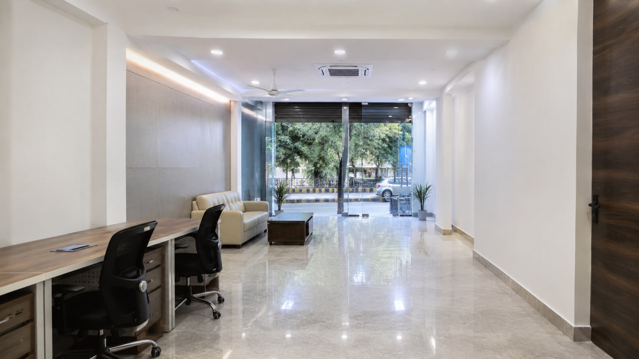 Ready-to-move 700 square feet commercial space for rent in Delhi